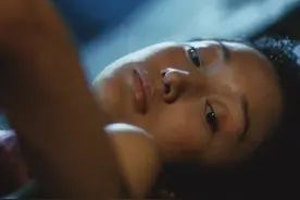 周迅演绎站街女，用破尺度牺牲，讲透了人性的欲望图片