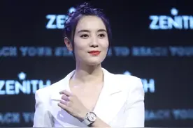 40岁小宋佳真时髦！穿西装又飒又美，长裙在腰间勒出赘肉太尴尬图片