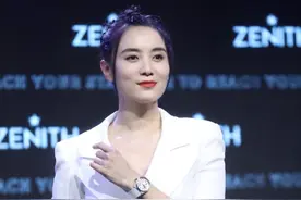 40岁小宋佳真时髦！穿西装又飒又美，长裙在腰间勒出赘肉太尴尬图片