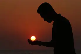 当男人突然不爱说话，也不爱和人交流了，多半是因为以下4件事图片