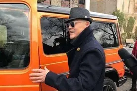 周立波座驾牛，但她老婆早已开上宾利了，车牌更厉害图片