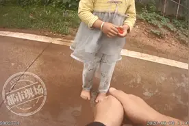 抚州：3岁小女孩独自赤脚走上街头，接下来一幕太暖心图片