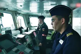 俄军潜艇现身黑海海域 接连发射多枚最新型导弹视频封面