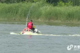 女子落水在水中挣扎，德州景区管理员紧拽女子长辫，与同事将其抱上船脱险图片