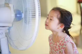七岁男孩吹风扇导致面瘫，夏天家长5个错误降温动作，害娃不浅图片