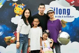 赵文卓为10岁儿子庆生，一家五口超甜蜜，13岁大女儿身高超过妈妈图片