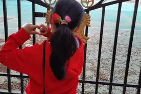 没校内托管，不让校外托管，低龄段的孩子没家长接怎么办？目送！图片