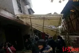 奶奶怀抱1岁孙儿坠楼：老人带娃，方便一时，后悔一世？图片