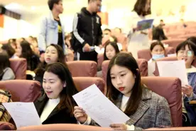 大学毕业十年，才知道国企、私企、公务员的差距，幸好当年选对了图片
