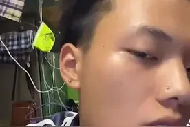 四川一男生军训被晒成“阴阳脸”，霸气喊话教官：能不能换个方向图片