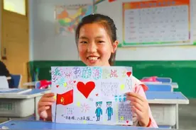 救灾心连心:灾区小学生给森林消防员送上暖心手工画图片
