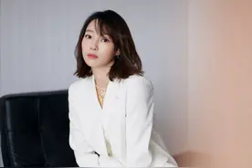 37岁白百何被曝生二胎！抱娃拍背显温馨，离婚6年曾与导演传绯闻图片