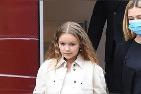 小贝大儿子与未婚妻逛街，小七打扮很成熟，手牵准嫂子关系融洽图片