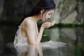 美女图：林中女子，仙气满满图片