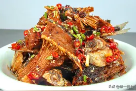 酥骨鲫鱼连鱼骨一起嚼！再也不用挑刺，这是吃起来最省事的鱼了图片