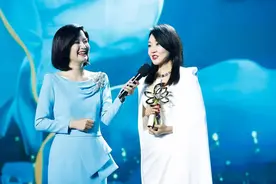 白玉兰典礼群星闪耀，闫妮斩获最佳女主，陶虹珠宝配红裙霸气十足图片