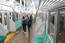 这是让东京变哥谭？“小丑”电车伤人后淡定抽烟，引日本人热议图片