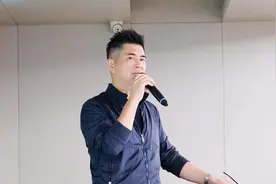 52岁台湾男星疑二次出轨，撇小14岁娇妻夜会富婆，女方身家上千万图片