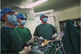 腹腔镜下一台完成3个四级手术，昆医大附二院肝胆外科挑战高难度图片