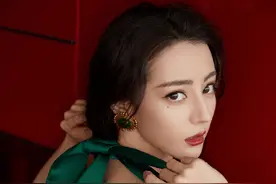 热巴这女人越发丰满了！墨绿色露背裙穿得溜，这才是秀色可餐图片