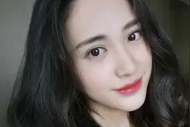 小说：雨点把她白色的衬衣给打湿了图片