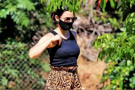 露西跨栏背心配豹纹短裤太潮，梅根衬衫系腰间耍酷｜欧美街拍图片