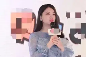 李湘越来越瘦了，一袭蓝色连衣裙穿出高级美，主持人气质依旧显著图片