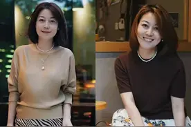 这才是50岁女人该有的打扮！“针织衫配半身裙”，优雅舒适又大方图片