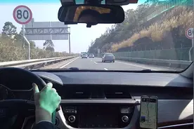 开到120突然限速80怎么办？可以急踩刹车吗？好多新手做错图片