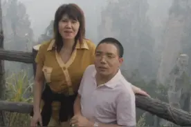 重庆残疾小伙，卖白糕成亿万富翁，宠爱妻子17年，却命丧老婆之手图片