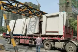 半挂车被限高杆“拦”下，事发阜阳市北京路立交桥下，救援有一定难度图片