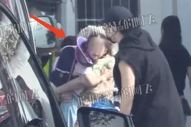 张杰谢娜接女儿放学被拍，娜娜抱娃姿势费劲儿，女儿清秀颜值高图片