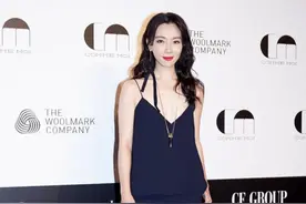 陈数放大招了！真空穿件吊带睡衣就出门，即便没胸也自带高级感图片