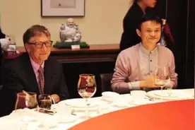 马云和盖茨、巴菲特吃饭，却被二人故意刁难，看马云如何机智回答图片