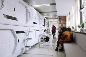 有照明灯、穿衣镜，还能充电！郑州这家医院引进“太空舱”，患者家属可免费入住图片