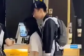 卑微堪比王思聪，男子身穿女仆装脖子挂项圈，女友牵她逛商场图片