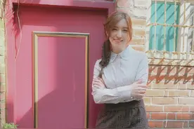 梁心颐街头卖唱超尴尬，曾是南拳妈妈主唱，与周董解约后越混越差图片
