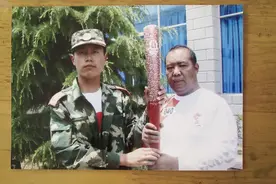 昔日武警战士俩儿子患同一重病，崩溃哭喊：别夺走我最后一个孩子图片