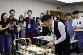 谢霆锋40岁生日太奢华，造花墙众人捧场，此前曾批某艺人排场大图片