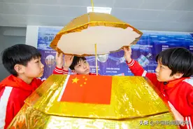 江苏海安：制作航天模型迎接“中国航天日”图片