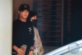 又一明星情侣被拍已同居！甜蜜搂抱似连体婴，都曾与前任谈婚论嫁图片