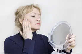 这4种食物是人体衰老的“加速器”，一些女性害怕衰老，却爱吃图片