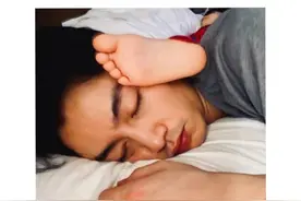 陈妍希罕秀恩爱，晒陈晓与4岁儿子睡照为丈夫庆生，儿子小脚抢镜图片