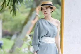 建议黄黑皮的女人，夏天多穿这3个“显白色”，温柔减龄又显气质图片