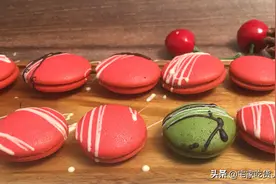 双色夹心饼干，甜蜜巧克力口感丰富，漂亮颜色带来浓浓新年气息图片