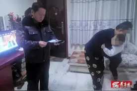 寒夜赤脚单衣独行，陕西3岁男孩被好心人救助图片