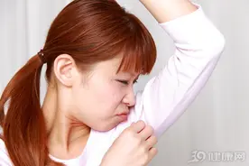 一抬手就闻到腋下的狐臭味？医生分享5个方法，“根除”狐臭图片