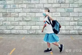 “儿子被男同学掀了裙子，大哭一场！”全职爸爸发帖求助，万名网友吵翻图片
