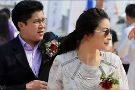 霍启刚亲自给老婆开道当私人保镖, 郭晶晶坐姿女汉子！图片