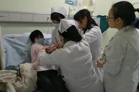 80斤病妈妈咬牙救儿，捐献时昏迷，7岁儿子：别治了我们回家吧图片